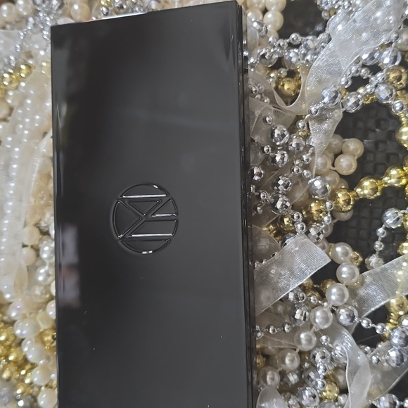 Il Makiage Shade Addict palette - Picture 2 of 3